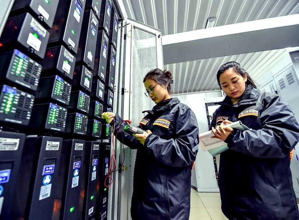 深夜0点到4点,铁路电务职工对京沪高铁徐州东站信号机械室进行电气